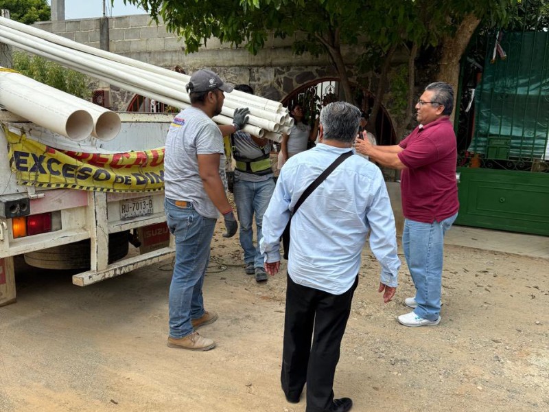Entregan tuberías y fortalecen red de agua potable en Tehuantepec