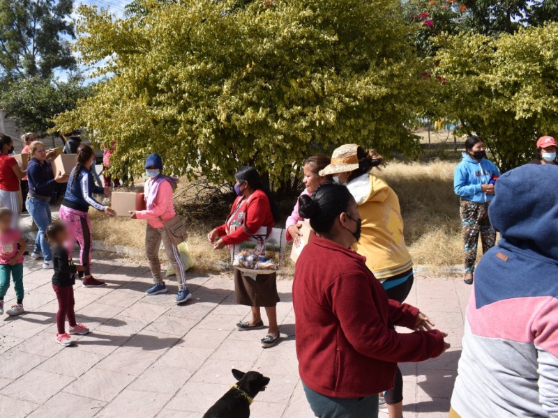 Entregan despensas a 156 familias de Purísima del Rincón.