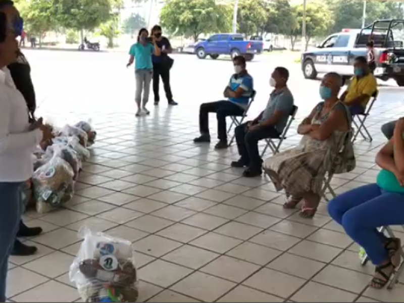 Entregan despensas a separadores de basura en Manzanillo