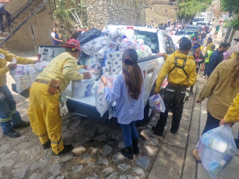 Entregan despensas en Lomas de Tabachines