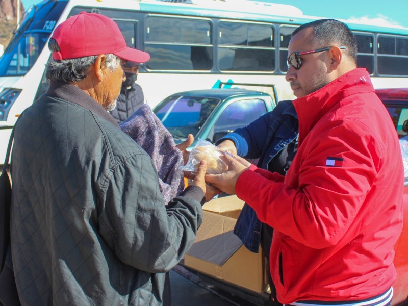 Entregan DIF Guaymas y Desarrollo Social alimento caliente