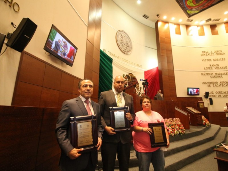 Entregan diputados premio al merito ambiental a minera