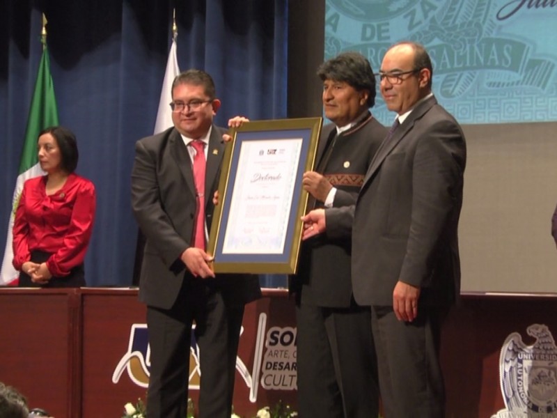 Entregan doctorado honoris causa a Evo Morales