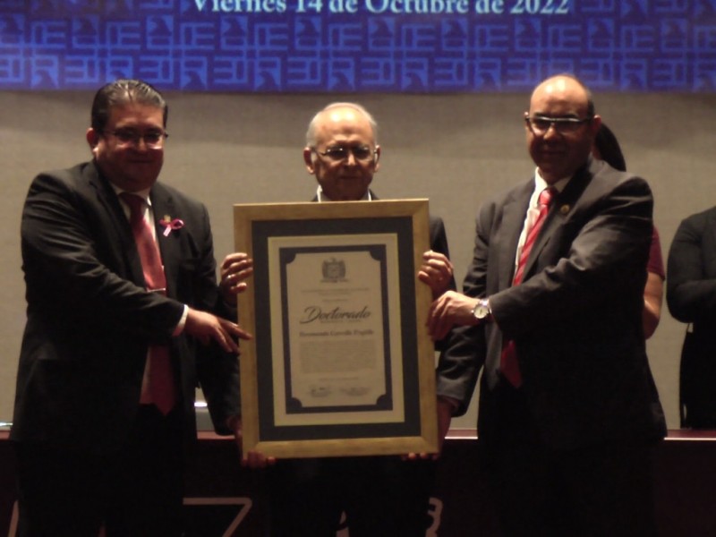 Entregan Doctorado Honoris Causa a Veremundo Carrillo Trujillo