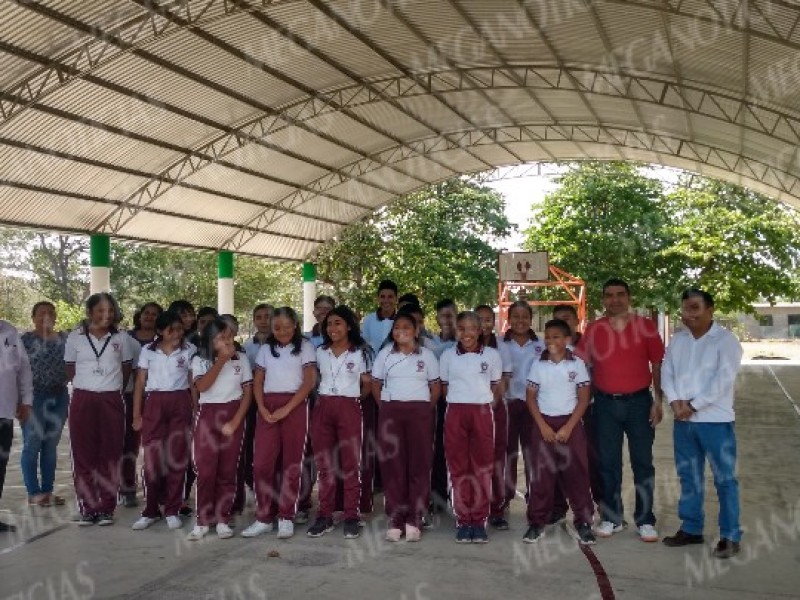 Entregan domo a secundaria técnica 156 en Santa María Xadani