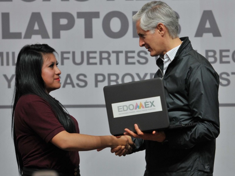 Entregan en Edomex becas al extranjero