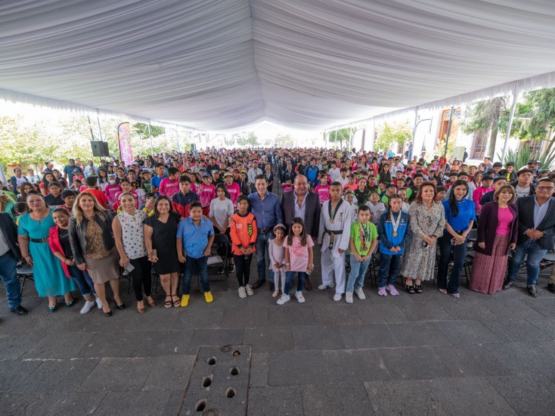 Entregan en el marqués becas deportivas