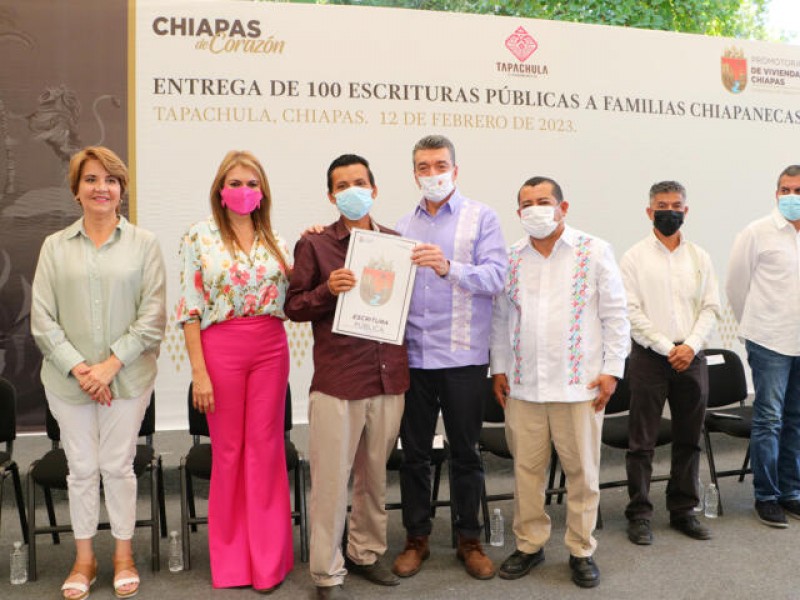 Entregan en Tapachula 100 escrituras públicas a familias