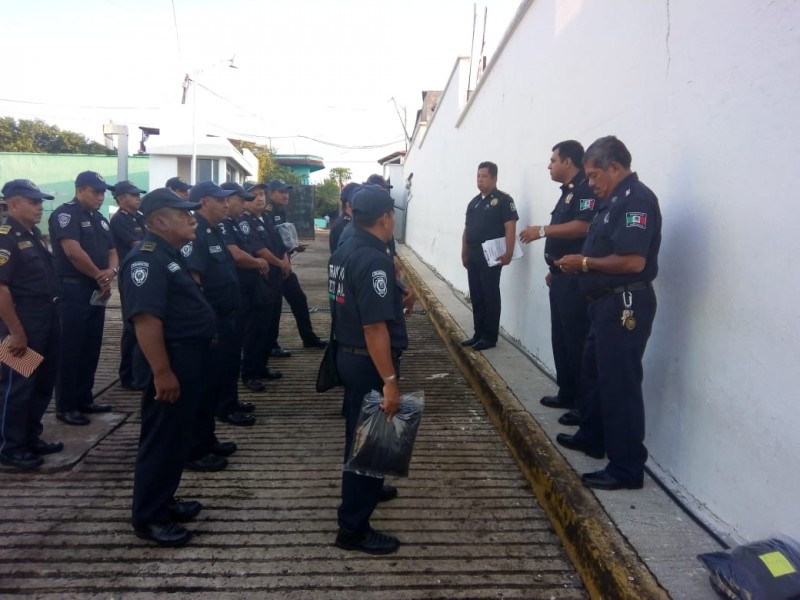 Entregan equipamiento a policías en Teopisca