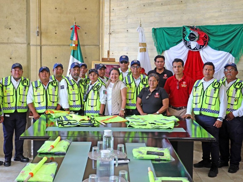 Entregan equipo a elementos de la Policía Vial en Salina Cruz