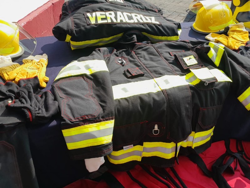 Entregan equipo de protección personal a Bomberos de Veracruz