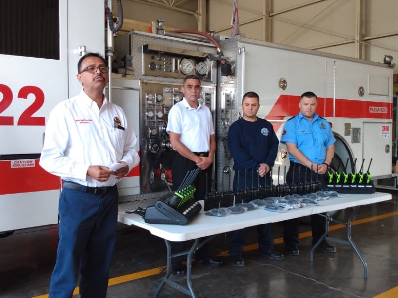 Entregan equipo de radiocomunicación a bomberos