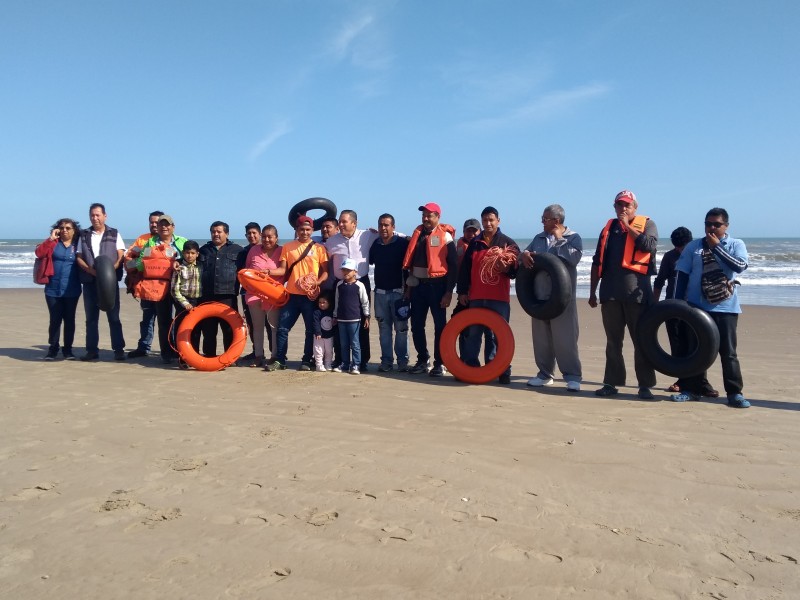 Entregan equipo de salvamento a guardavidas de playa