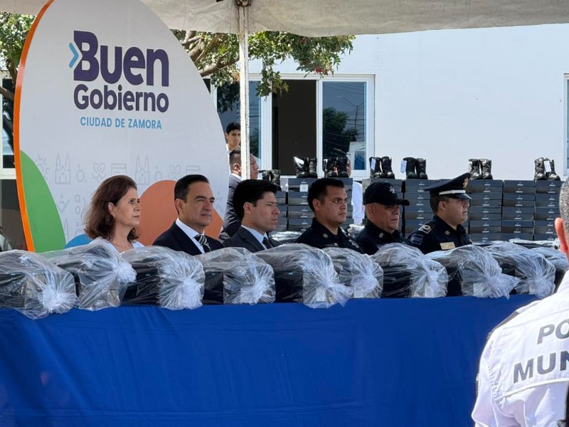 Entregan equipo nuevo a elementos de policía en Zamora