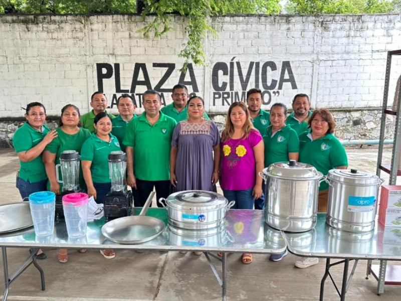 Entregan equipo para desayunos escolares en Tehuantepec