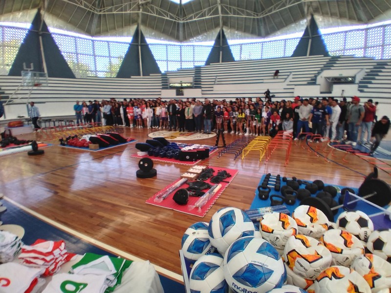 Entregan equipo y uniformes a deportistas universitarios