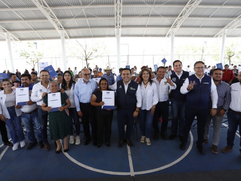 Entregan escrituras de predios a 73 familias en Querétaro capital