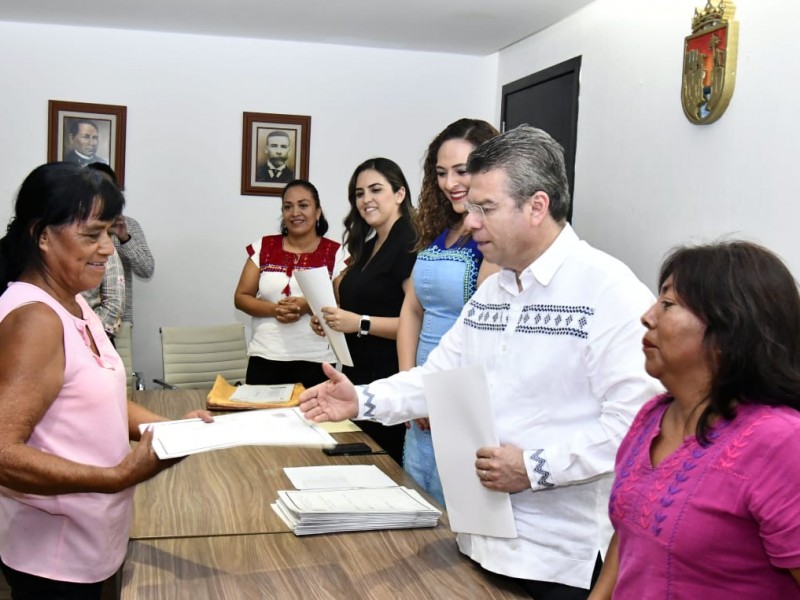 Entregan escrituras públicas a habitantes de Comitán