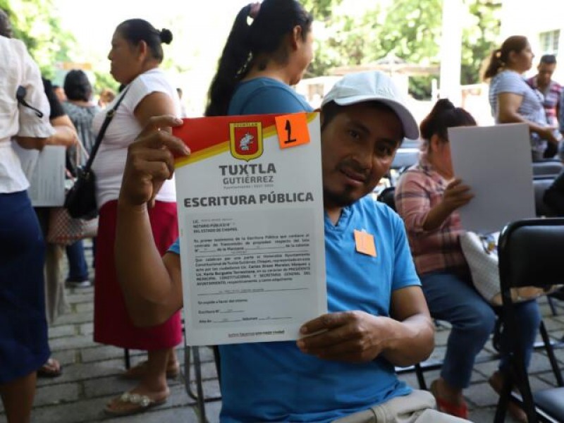 Entregan escrituras públicas ciudadanos en Tuxtla Gutiérrez
