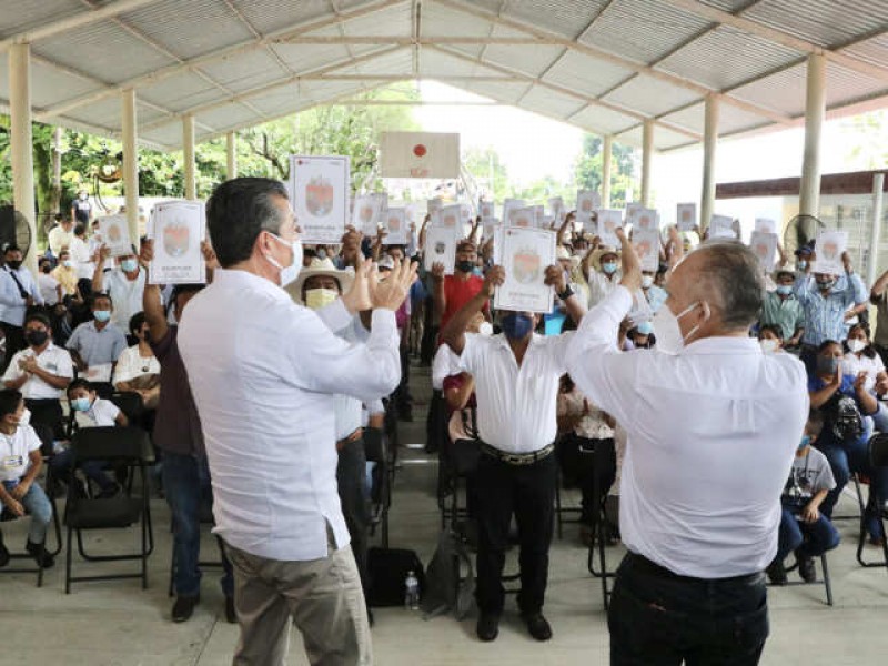 Entregan escrituras públicas en Ixtacomitán