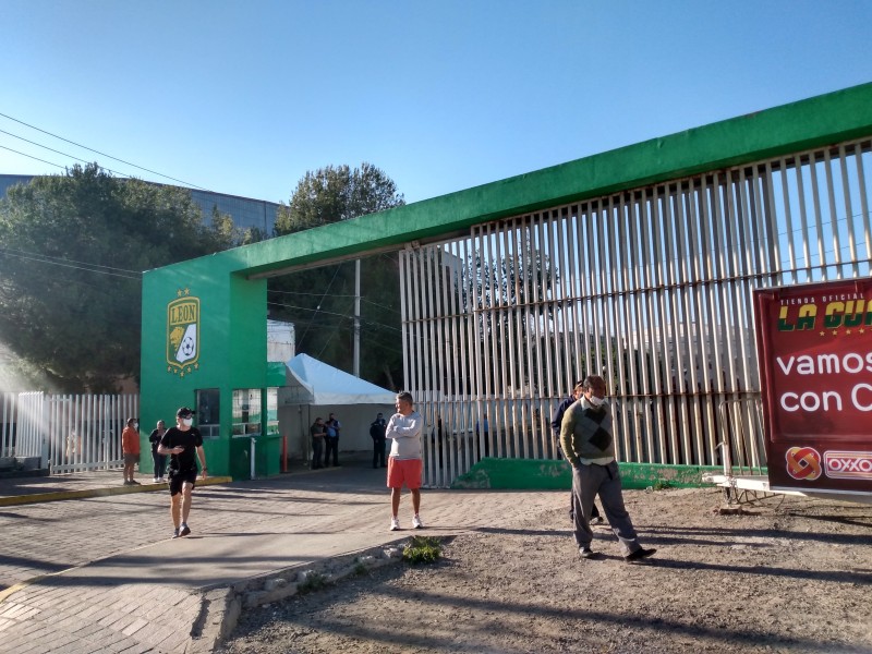 Entregan Estadio León a Roberto Zermeño, se manifiestan aficionados.