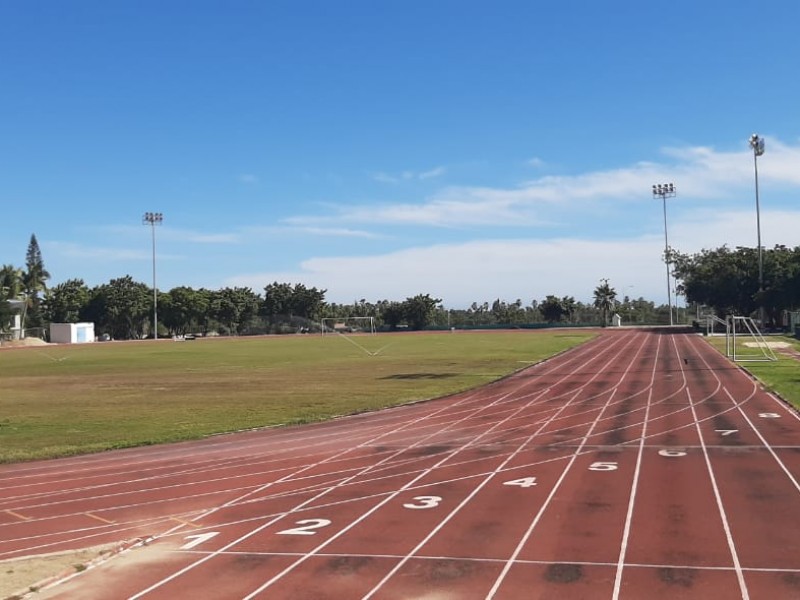 Entregan estímulos a deportistas y entrenadores