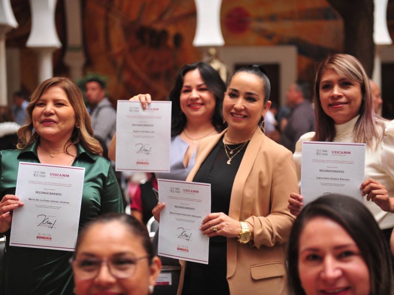 Entregan estímulos a más de mil docentes de la entidad