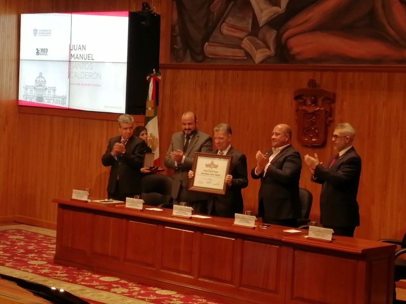 Entregan Honoris Causa al expresidente colombiano Manuel Santos