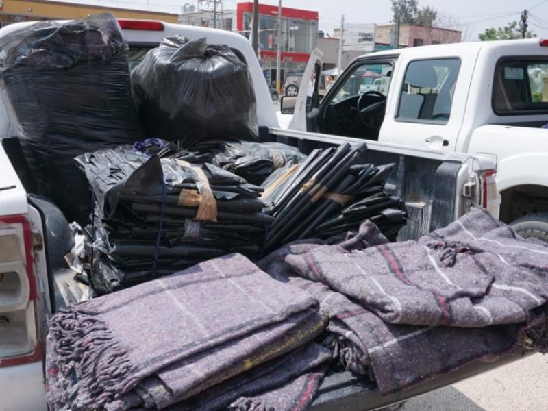 Entregan hules y cobijas a damnificados por lluvias