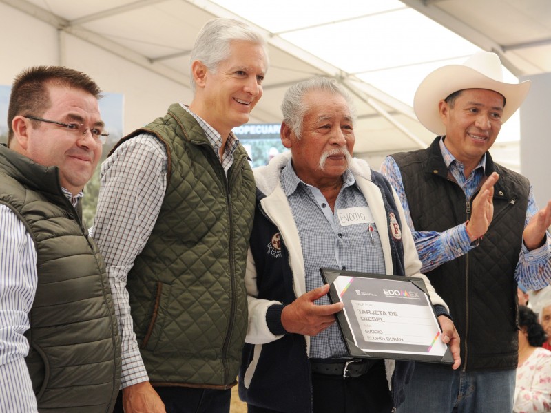 Entregan incentivos agropecuarios a productores agricolas