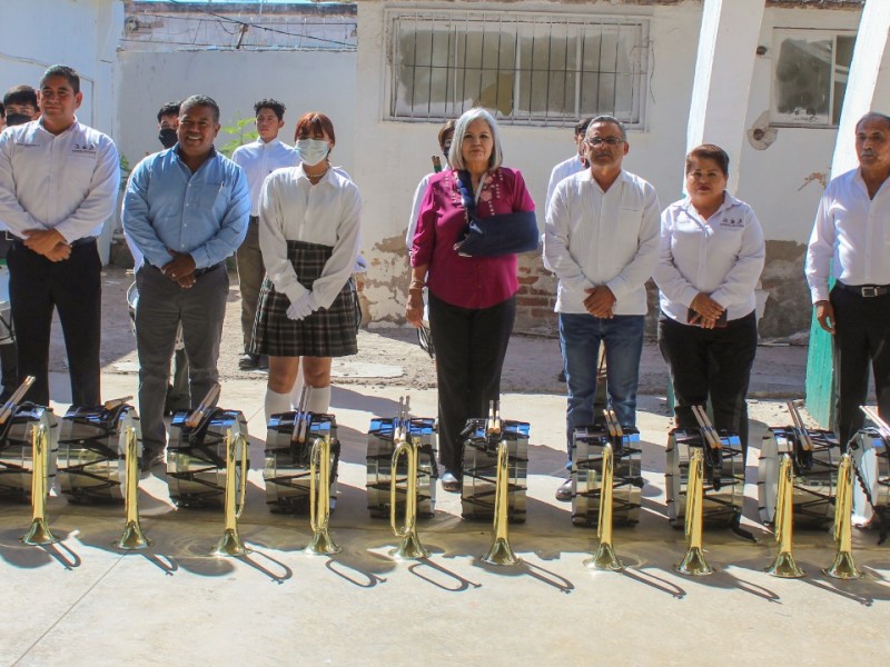 Entregan instrumentos para Banda de Guerra en Conalep