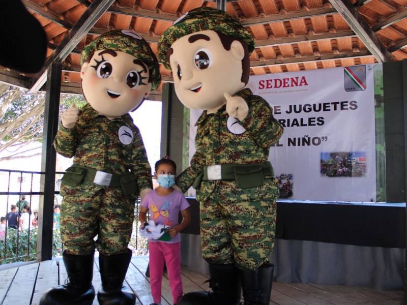 Entregan juguetes por el día del niño