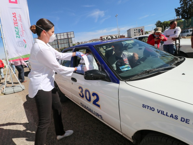 Entregan kits a taxistas