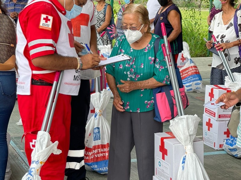 Entregan láminas y despensas a familias damnificadas de Poza Rica