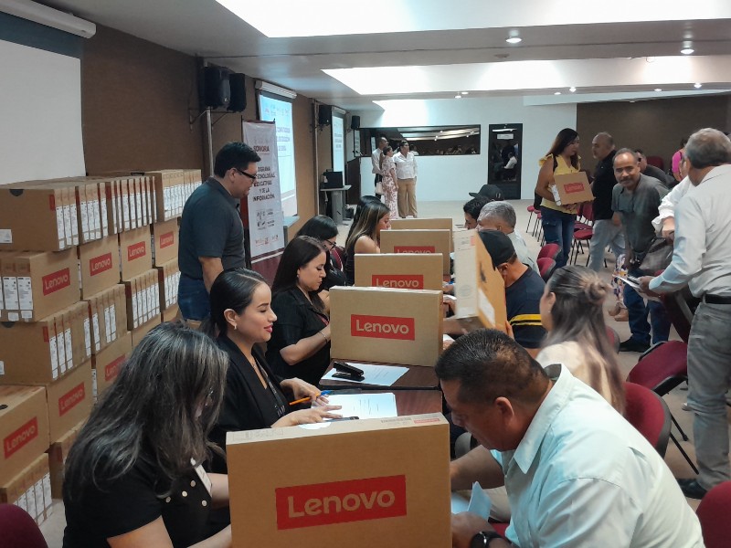 Entregan laptops a docentes y directivos de Guaymas y Empalme