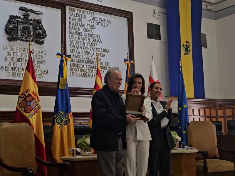 Entregan las llaves de la ciudad de Guadalajara a Joan Manuel Serrat