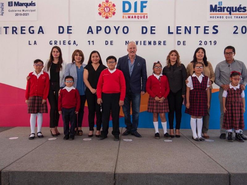 Entregan lentes a 110 estudiantes de El Marqués