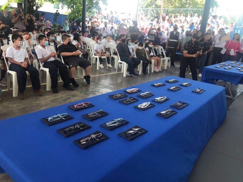 Entregan lentes a estudiantes en Boca del Río