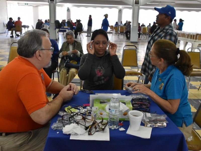 Entregan lentes gratuitos a personas de escasos recursos