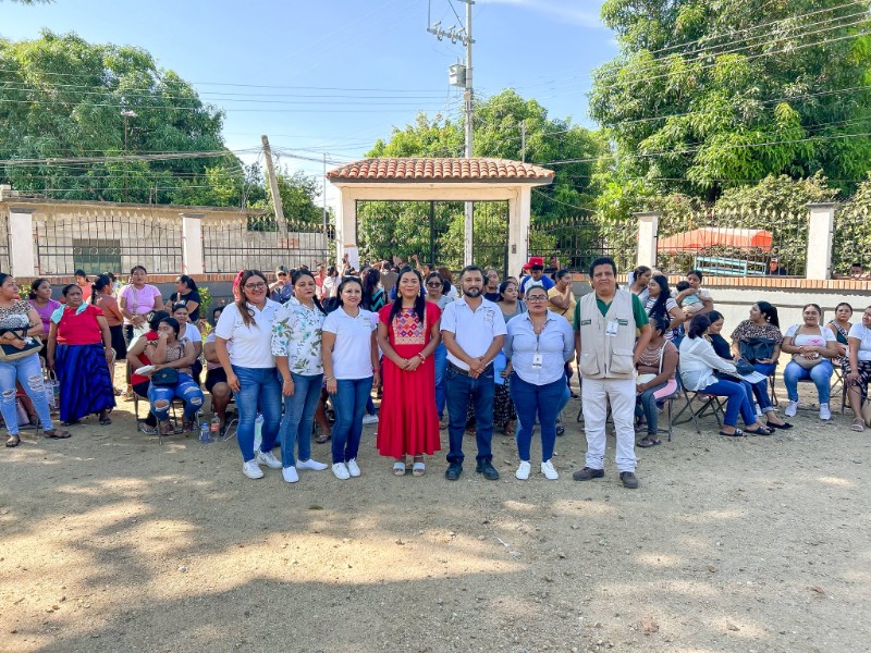 Entregan más de 2,700 tarjetas para uniformes escolares en Tehuantepec