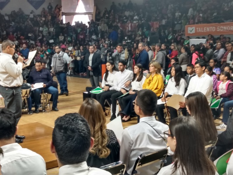 Entregan más de 4 mil becas en Hermosillo