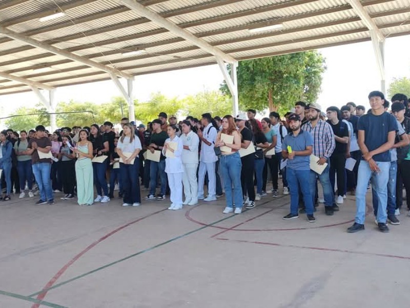Entregan más de 500 becas al alumnado de la UTEtchojoa