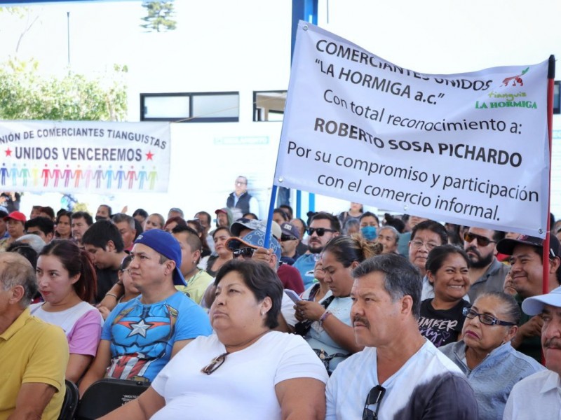 Entregan más de mil lonas a comerciantes de tianguis