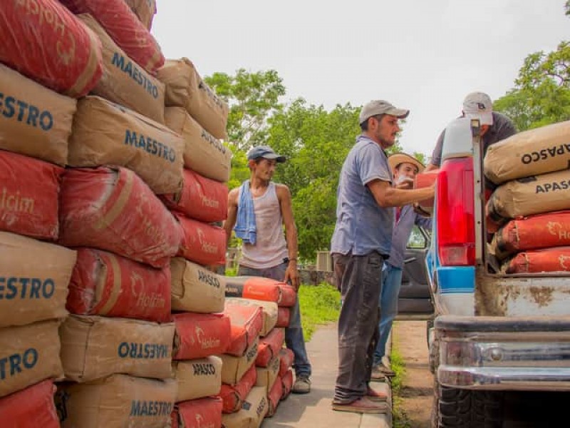 Entregan material a bajo costo en Comala