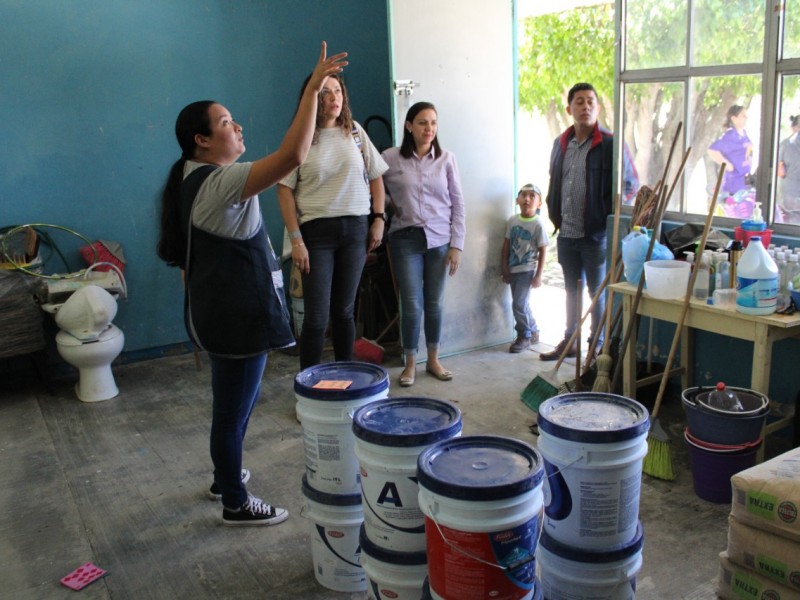 Entregan material de construcción a kinder de La Ladera