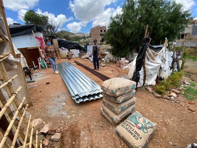 Entregan material de vivienda a familia en pobreza extrema