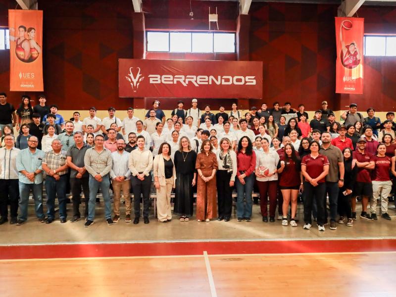 Entregan material deportivo a estudiantes de la UES en Hermosillo