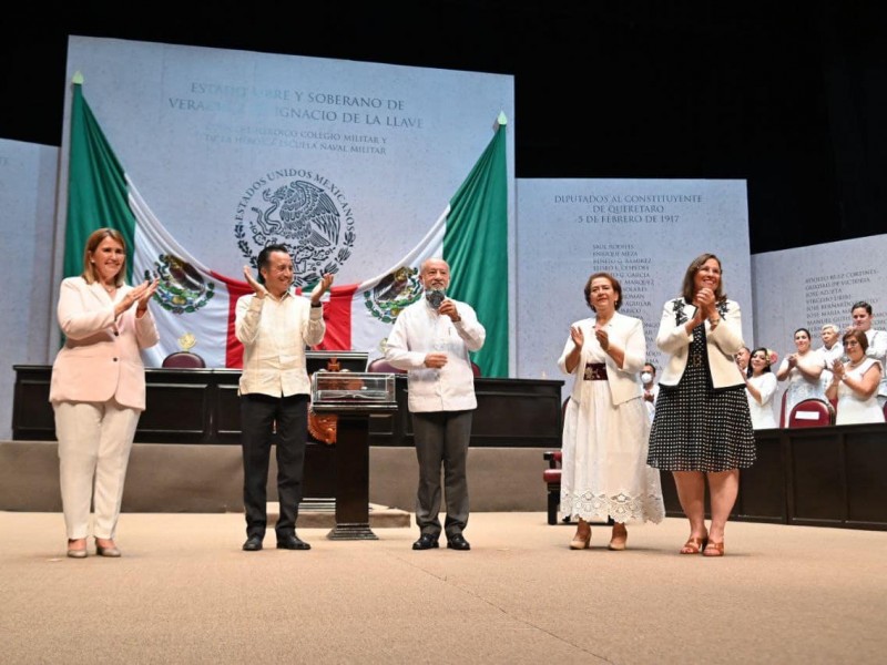 Entregan medalla al mérito de la defensa del medio ambiente