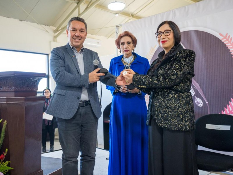 Entregan medalla de excelencia a la escritora Leticia Luna