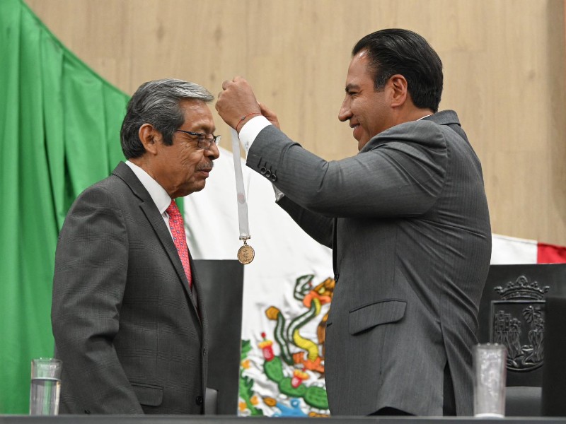 Entregan medalla 